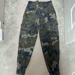 Army cargo pants with tappered bottoms